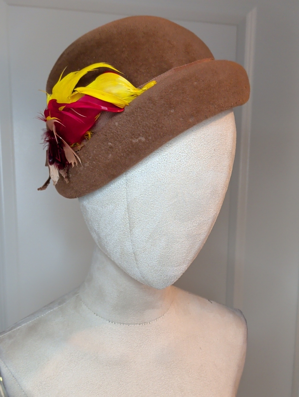 Vintage 40s MGM Elizabeth Taylor Hat Womens Fur Felt Feather Tilt Style 21.5"